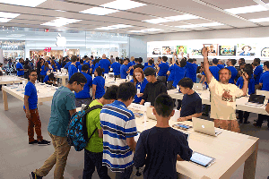 Groom-At-the-Apple-Store